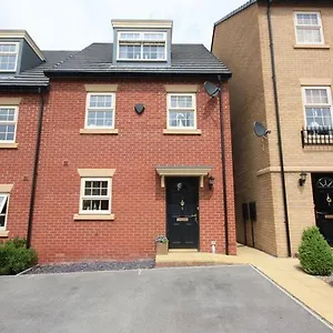 Cozy Haven: 3-bedroom With Free Parking, Wifi & Netflix Castleford